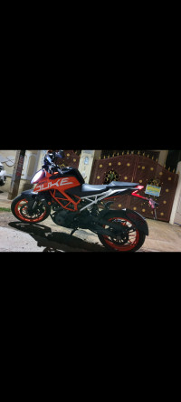 Orange KTM Duke 390