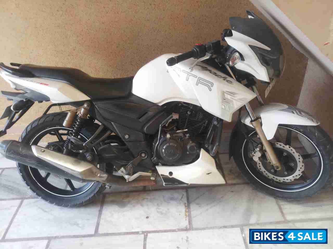 White TVS Apache RTR 180
