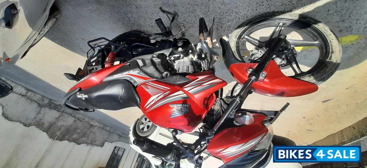 Red Honda CB Shine SP