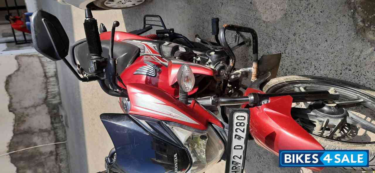 Red Honda CB Shine SP