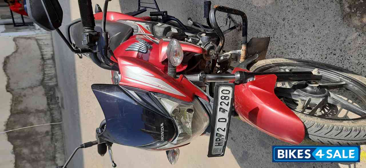 Red Honda CB Shine SP