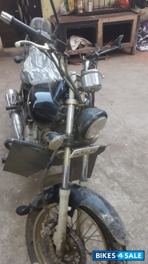 Black Bajaj Avenger 200 DTS-i