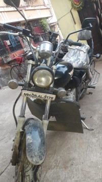 Black Bajaj Avenger 200 DTS-i