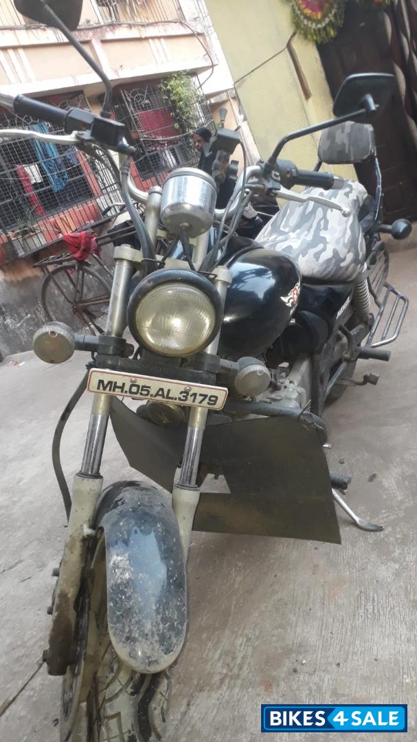 Black Bajaj Avenger 200 DTS-i