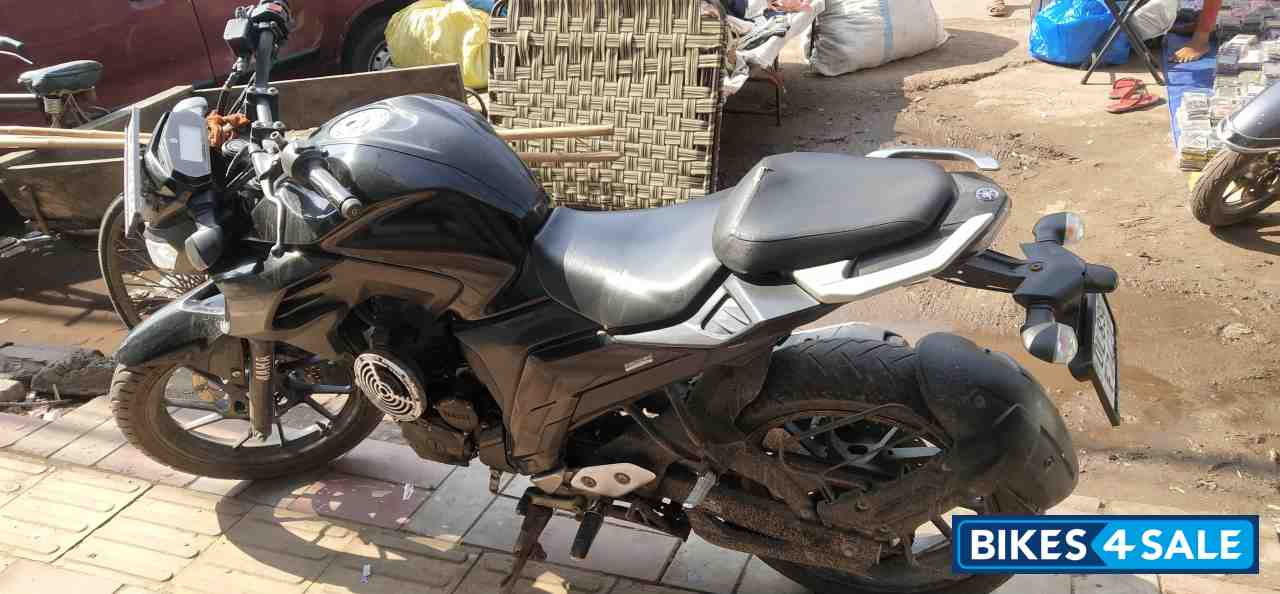 Black Yamaha FZ25