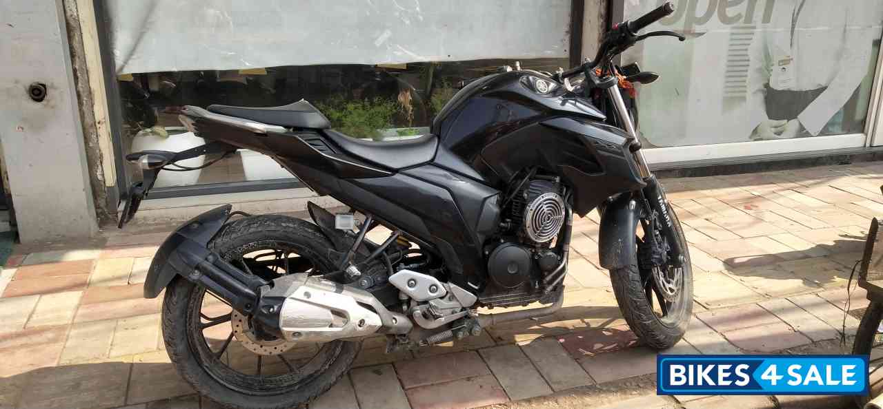 Black Yamaha FZ25
