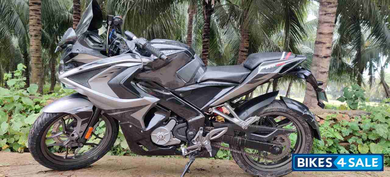Bajaj Pulsar RS 200 ABS