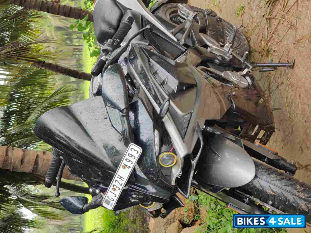 Bajaj Pulsar RS 200 ABS