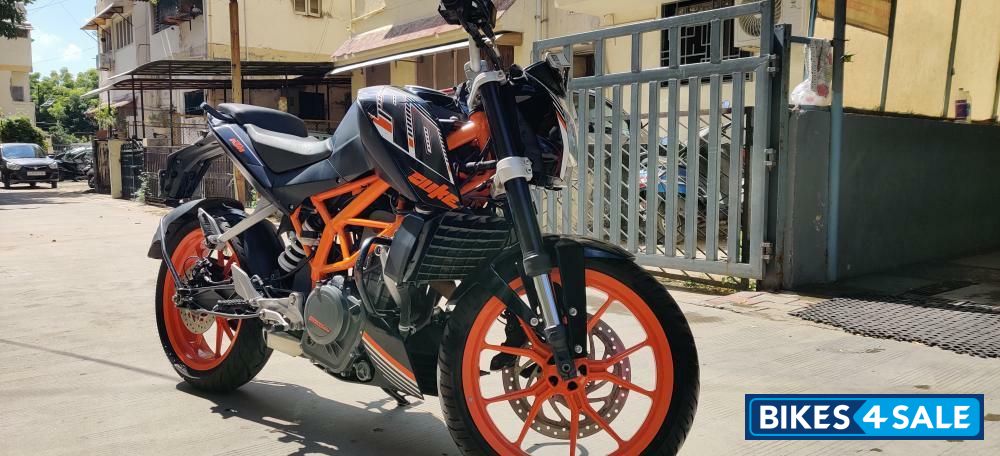 Black KTM Duke 390