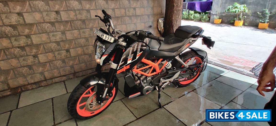 Black KTM Duke 390