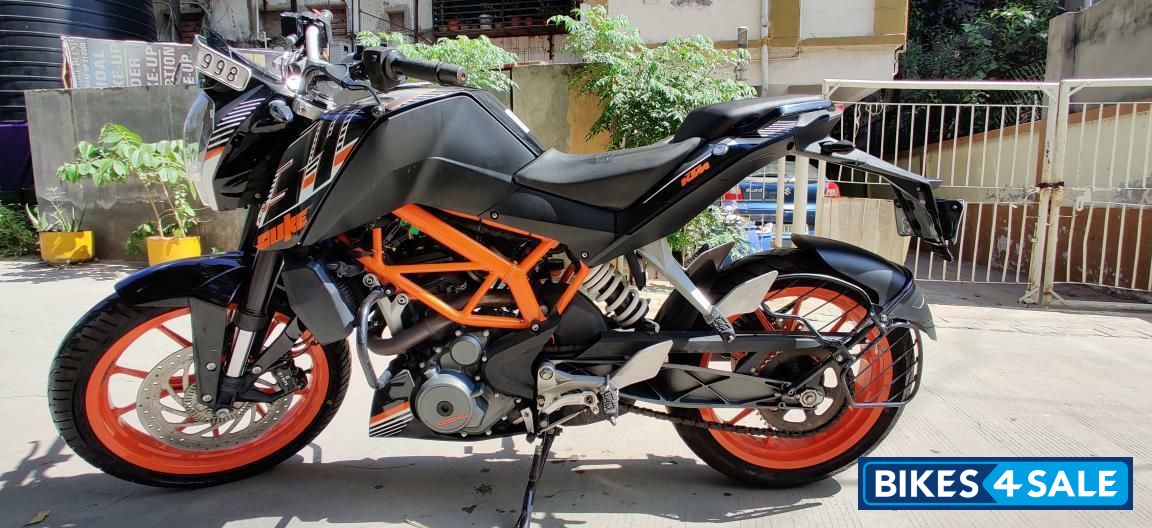Black KTM Duke 390