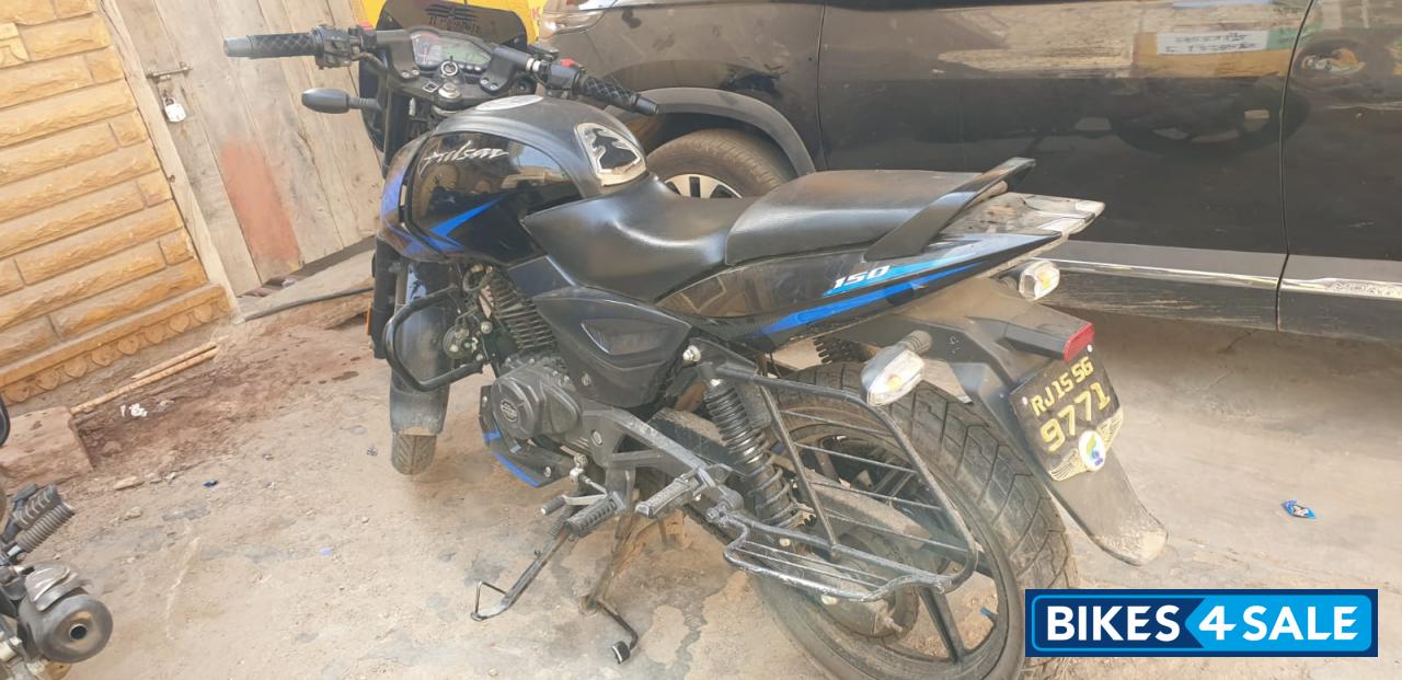 Black Bajaj Pulsar 150 Twin Disc BS6
