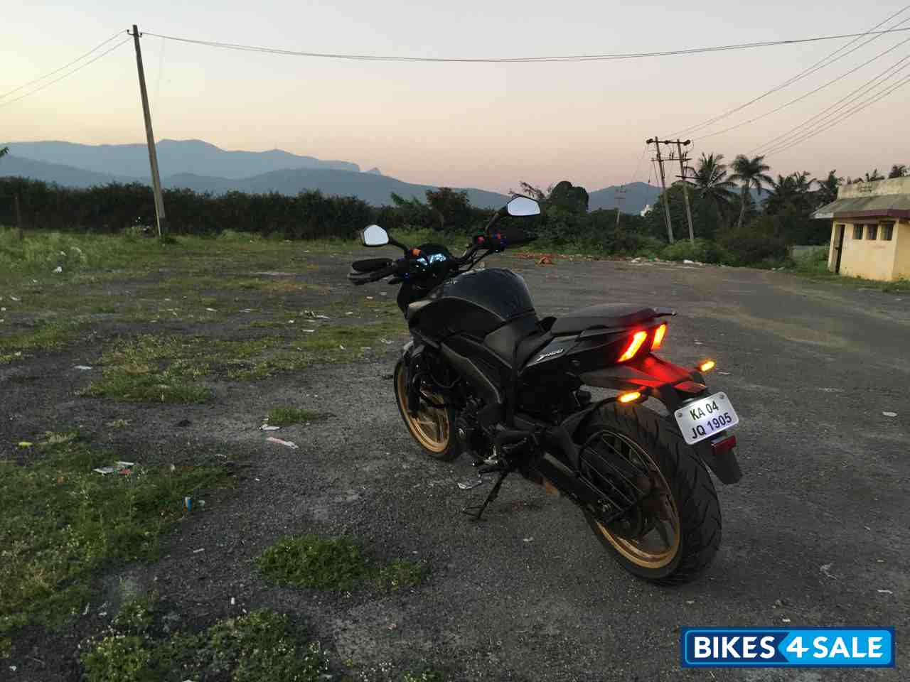 Matt Black Bajaj Dominar 400 Disc