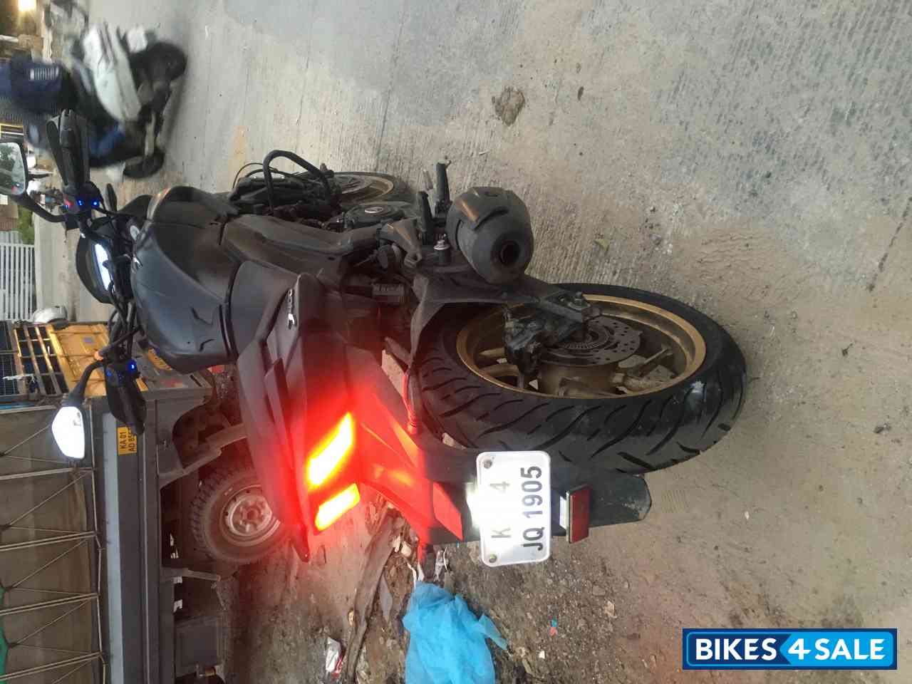 Matt Black Bajaj Dominar 400 Disc