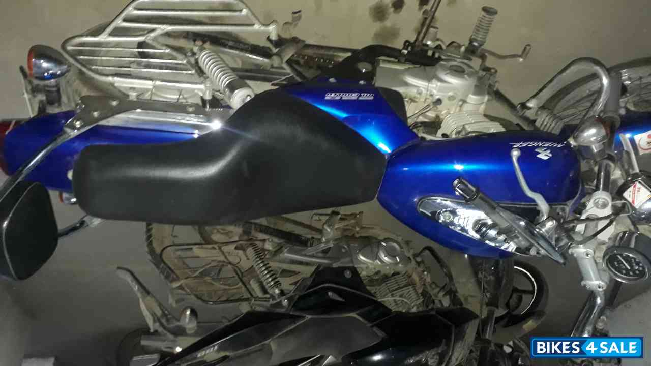 Blue Bajaj Avenger 220 DTS-i