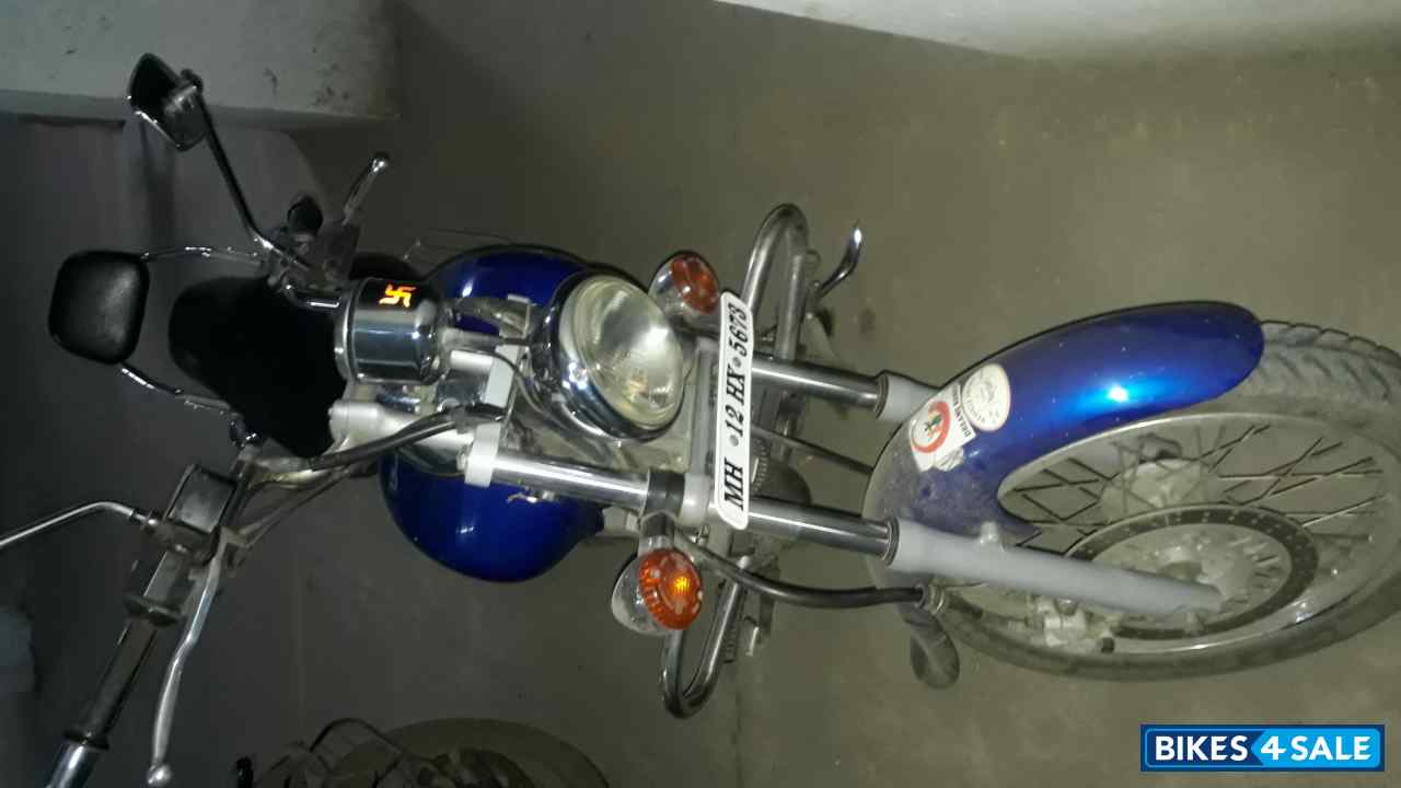 Blue Bajaj Avenger 220 DTS-i