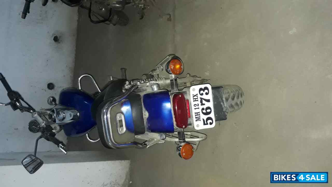 Blue Bajaj Avenger 220 DTS-i
