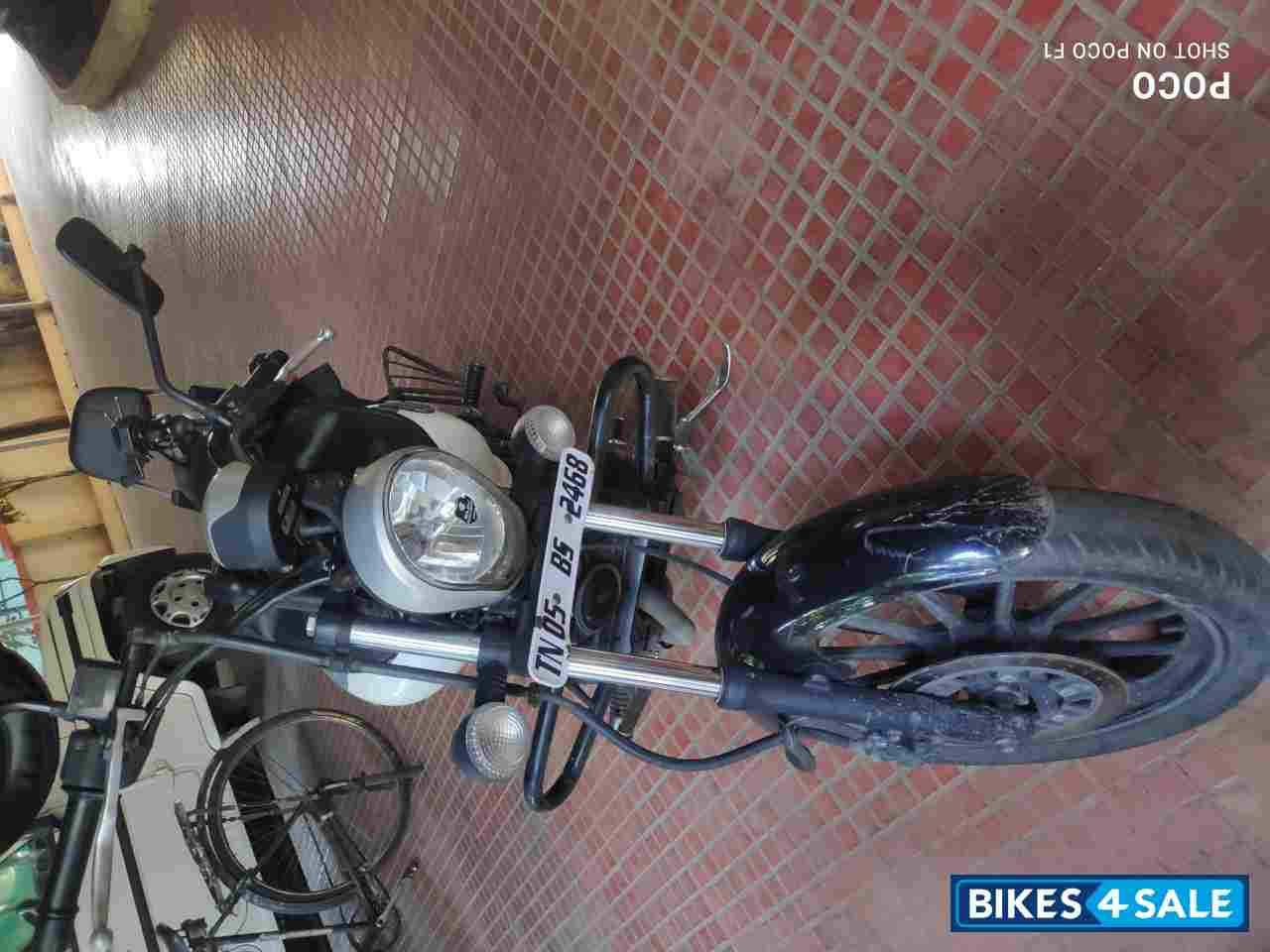 White Bajaj Avenger Street 220