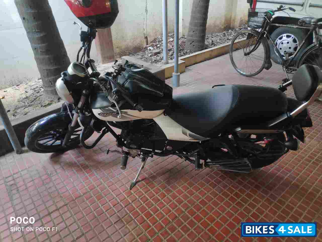 White Bajaj Avenger Street 220