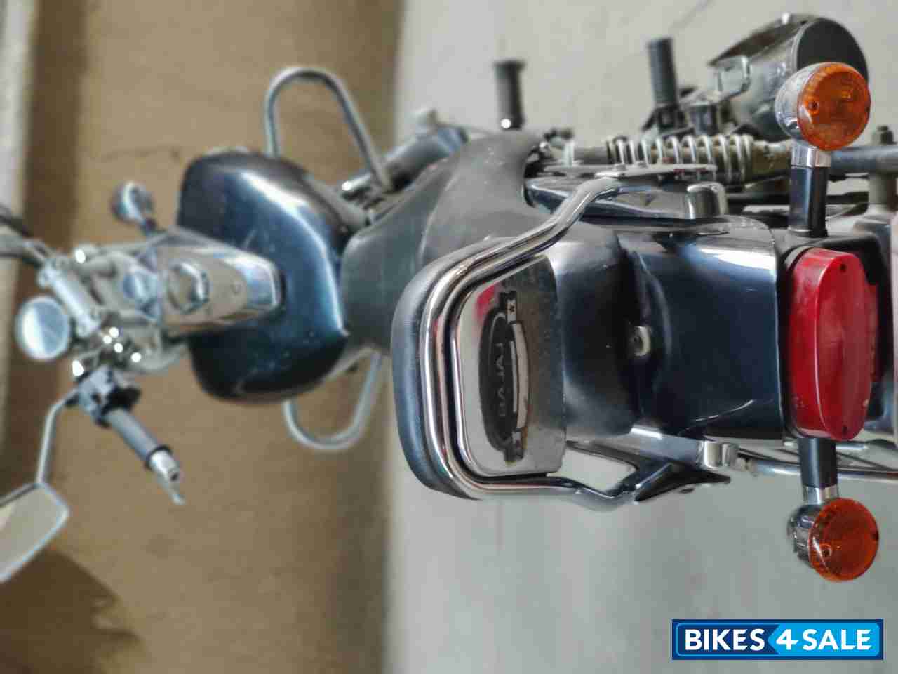 Black Bajaj Avenger Cruise 220 Black Bajaj Avenger Cruise 220