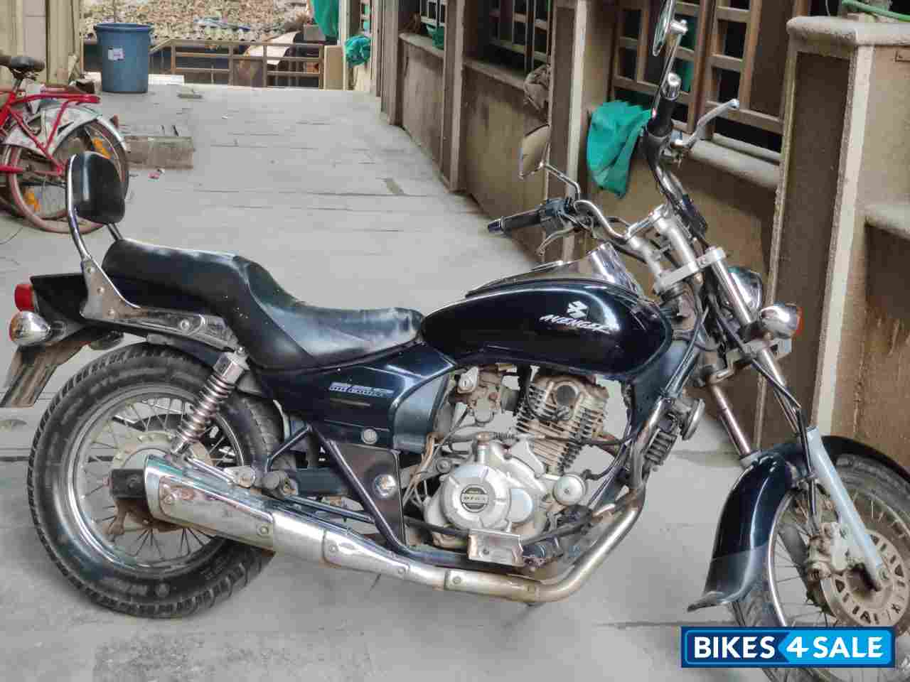 Black Bajaj Avenger Cruise 220 Black Bajaj Avenger Cruise 220