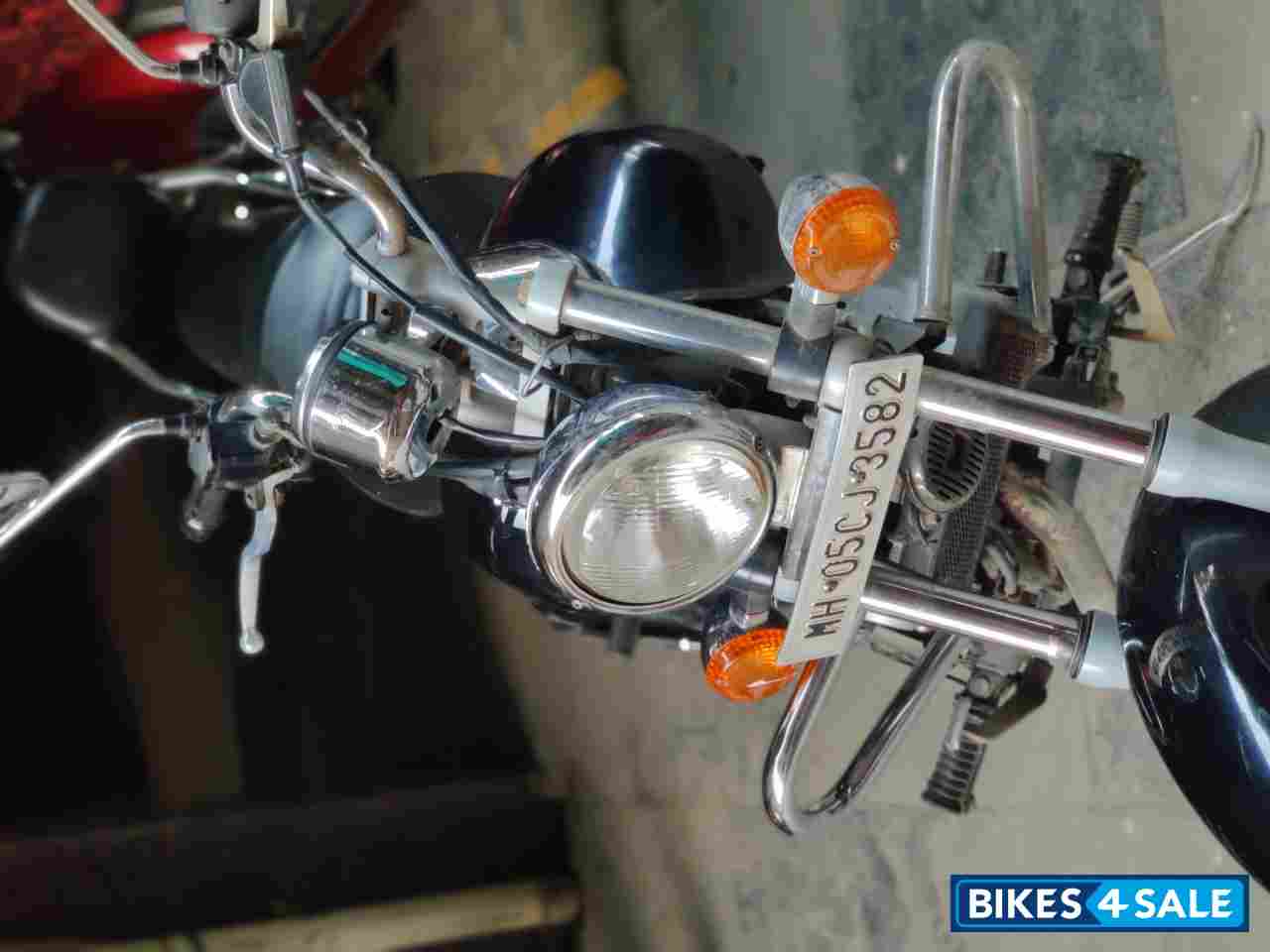 Black Bajaj Avenger Cruise 220 Black Bajaj Avenger Cruise 220