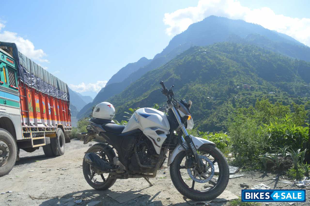 White And Gray Yamaha FZ FI V2 White And Gray Yamaha FZ FI V2