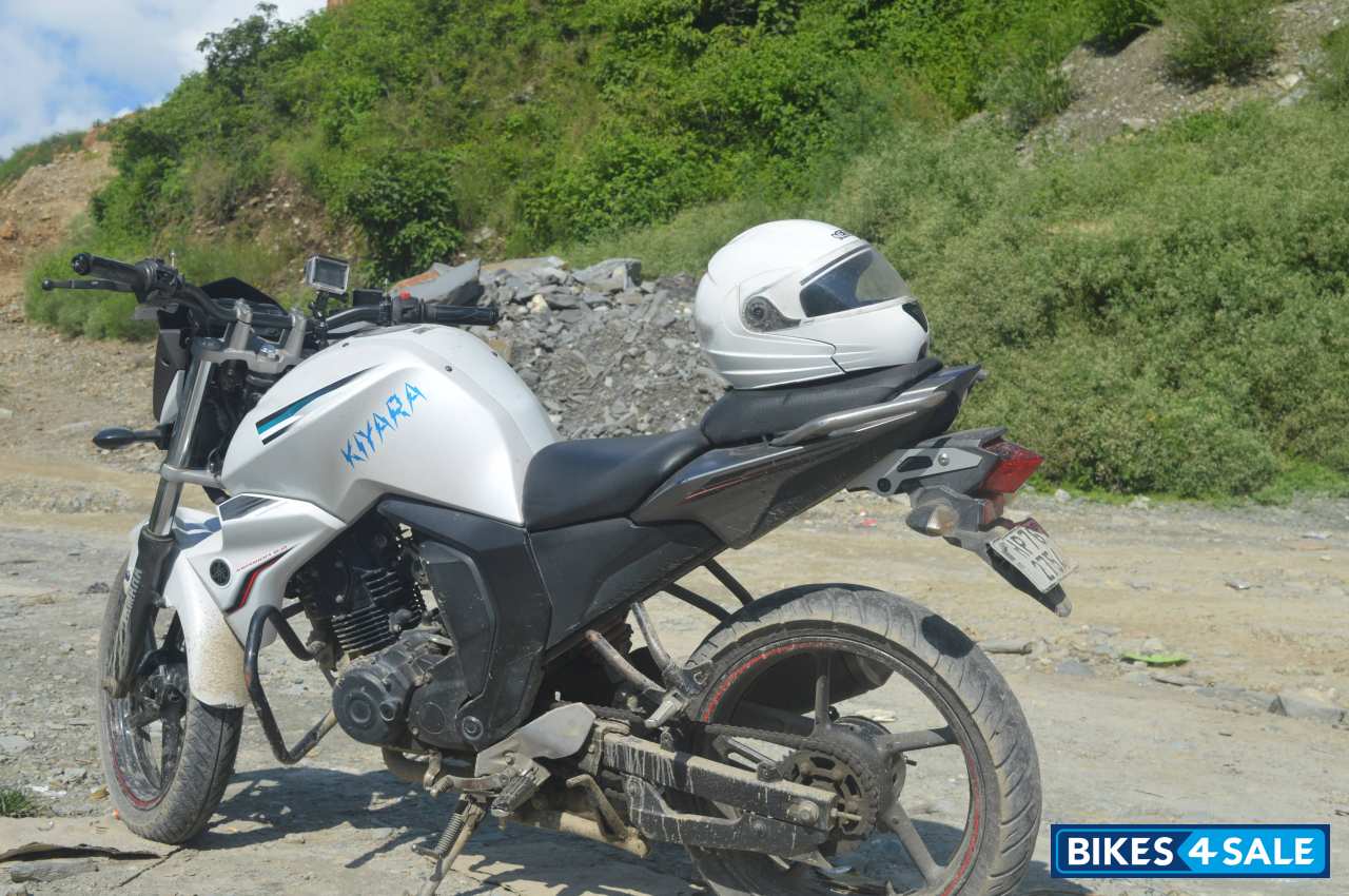 White And Gray Yamaha FZ FI V2 White And Gray Yamaha FZ FI V2