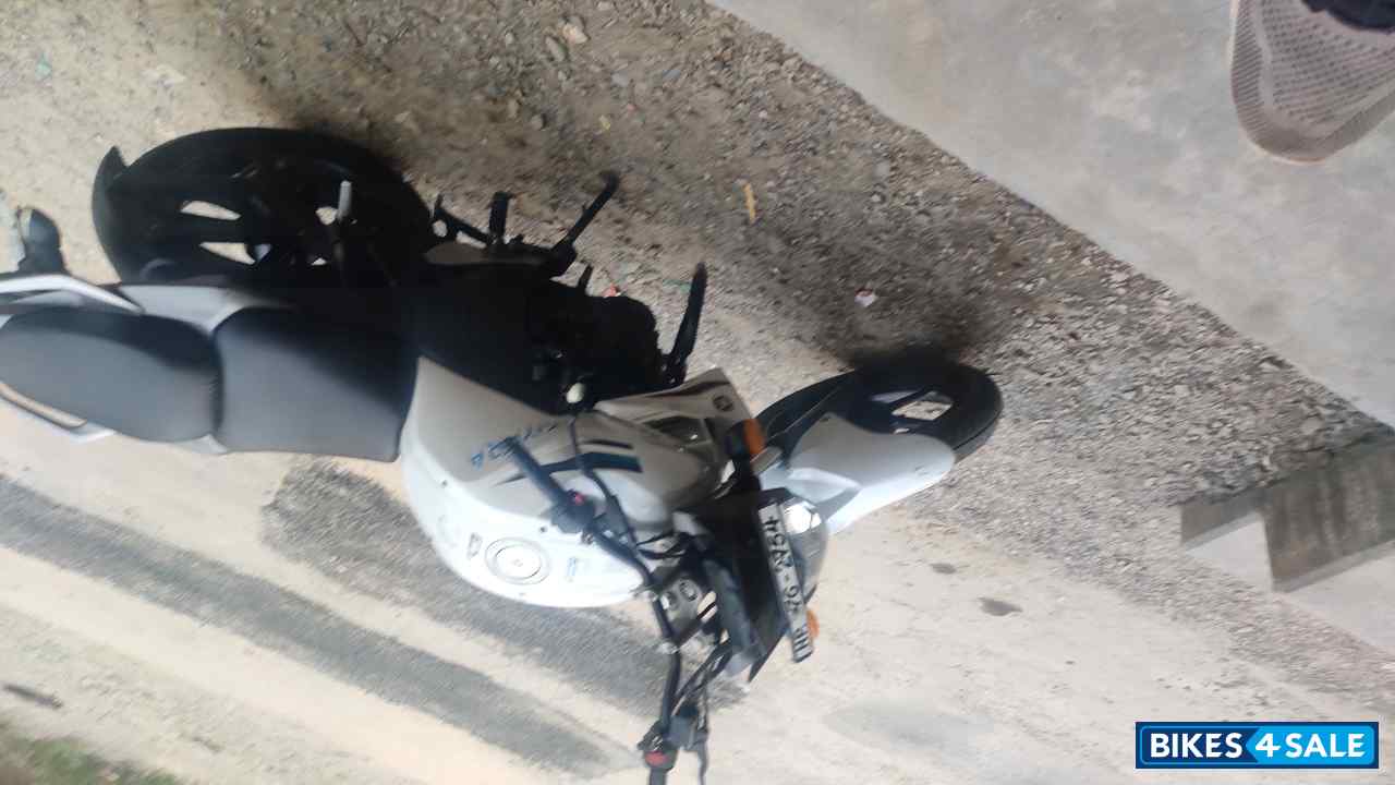 White And Gray Yamaha FZ FI V2 White And Gray Yamaha FZ FI V2