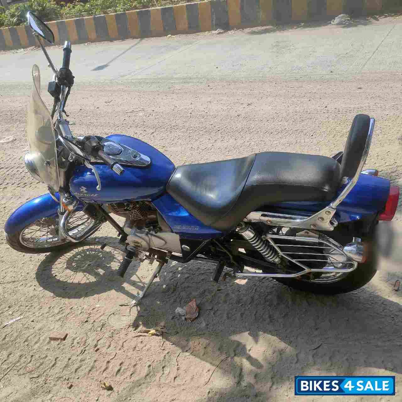 Blue Bajaj Avenger 220 DTS-i
