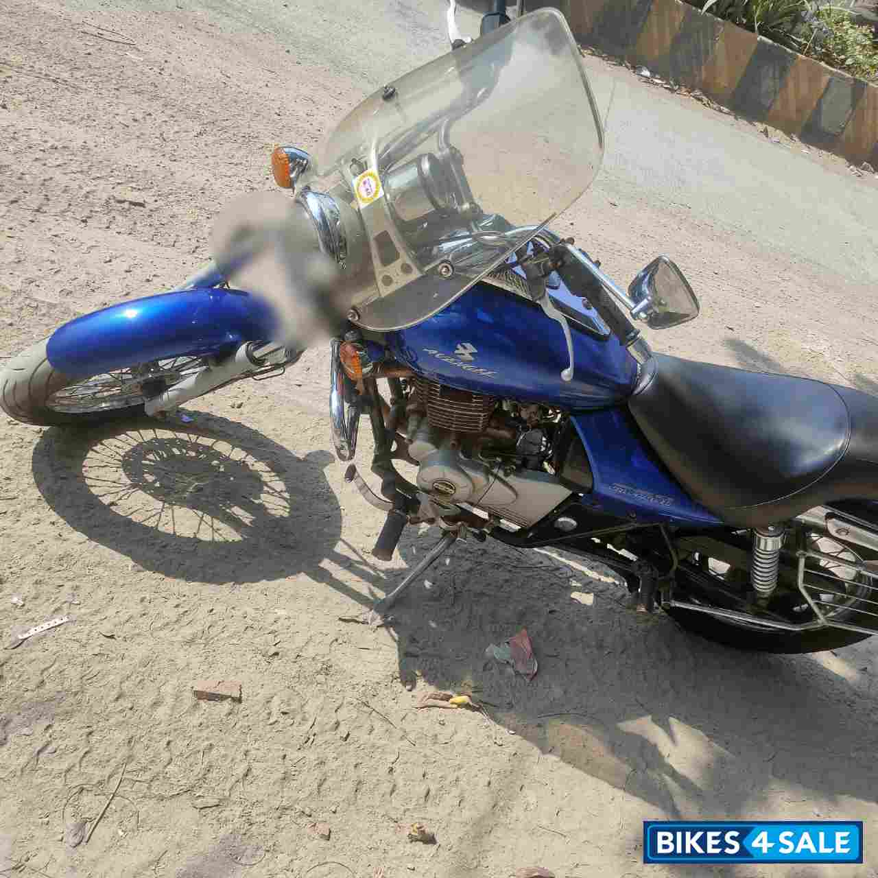 Blue Bajaj Avenger 220 DTS-i