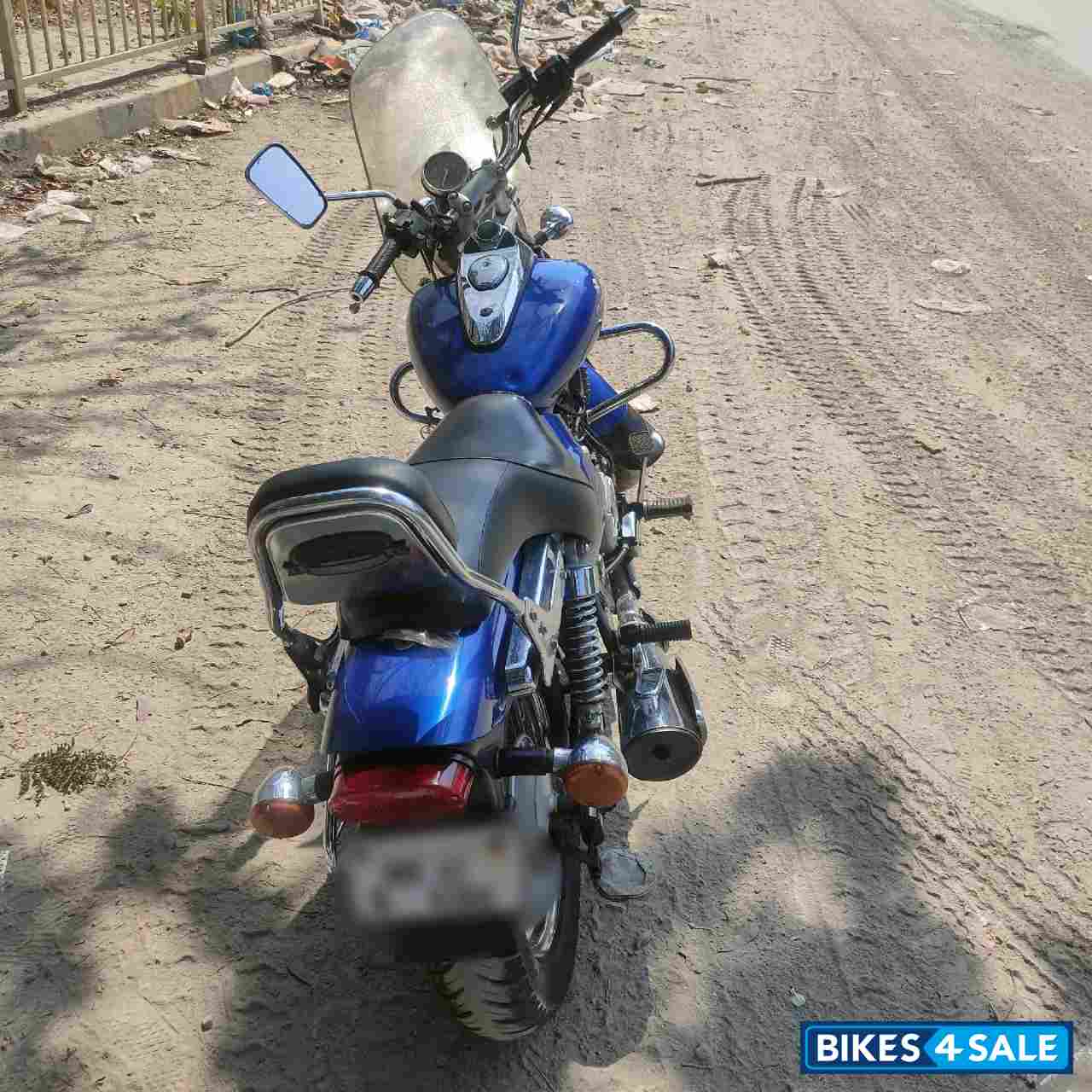 Blue Bajaj Avenger 220 DTS-i