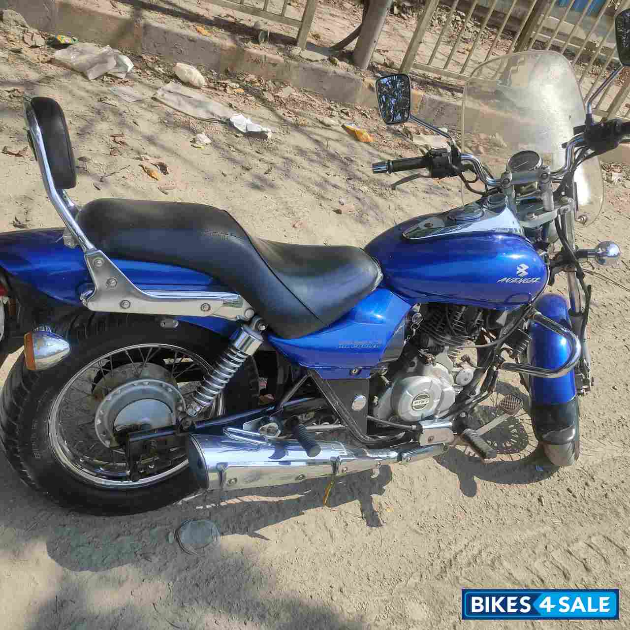 Blue Bajaj Avenger 220 DTS-i