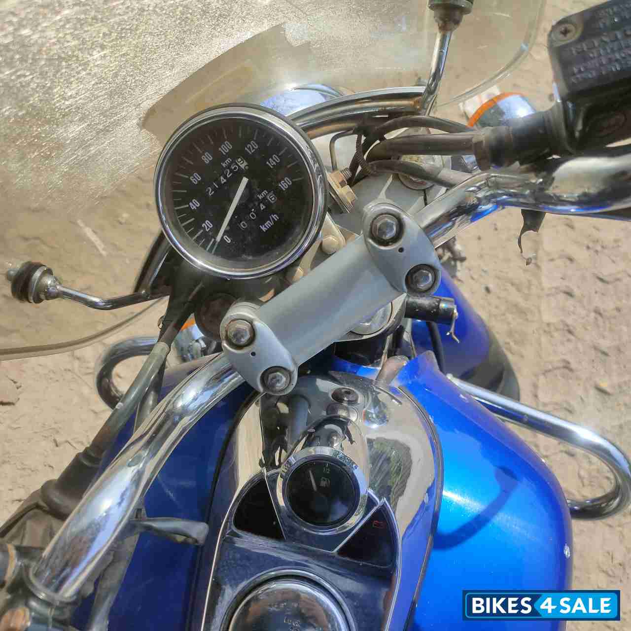 Blue Bajaj Avenger 220 DTS-i