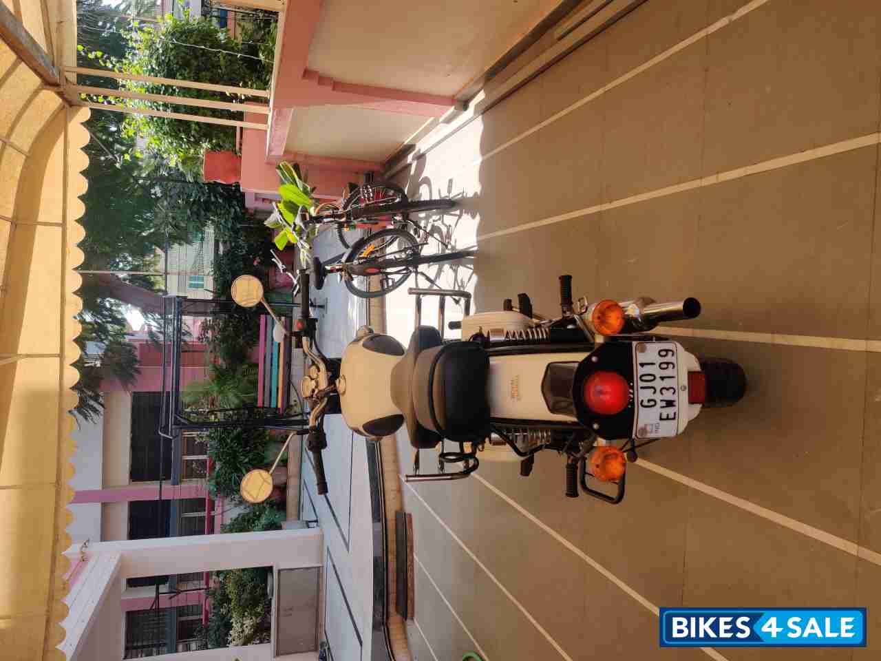 White Royal Enfield Classic 350