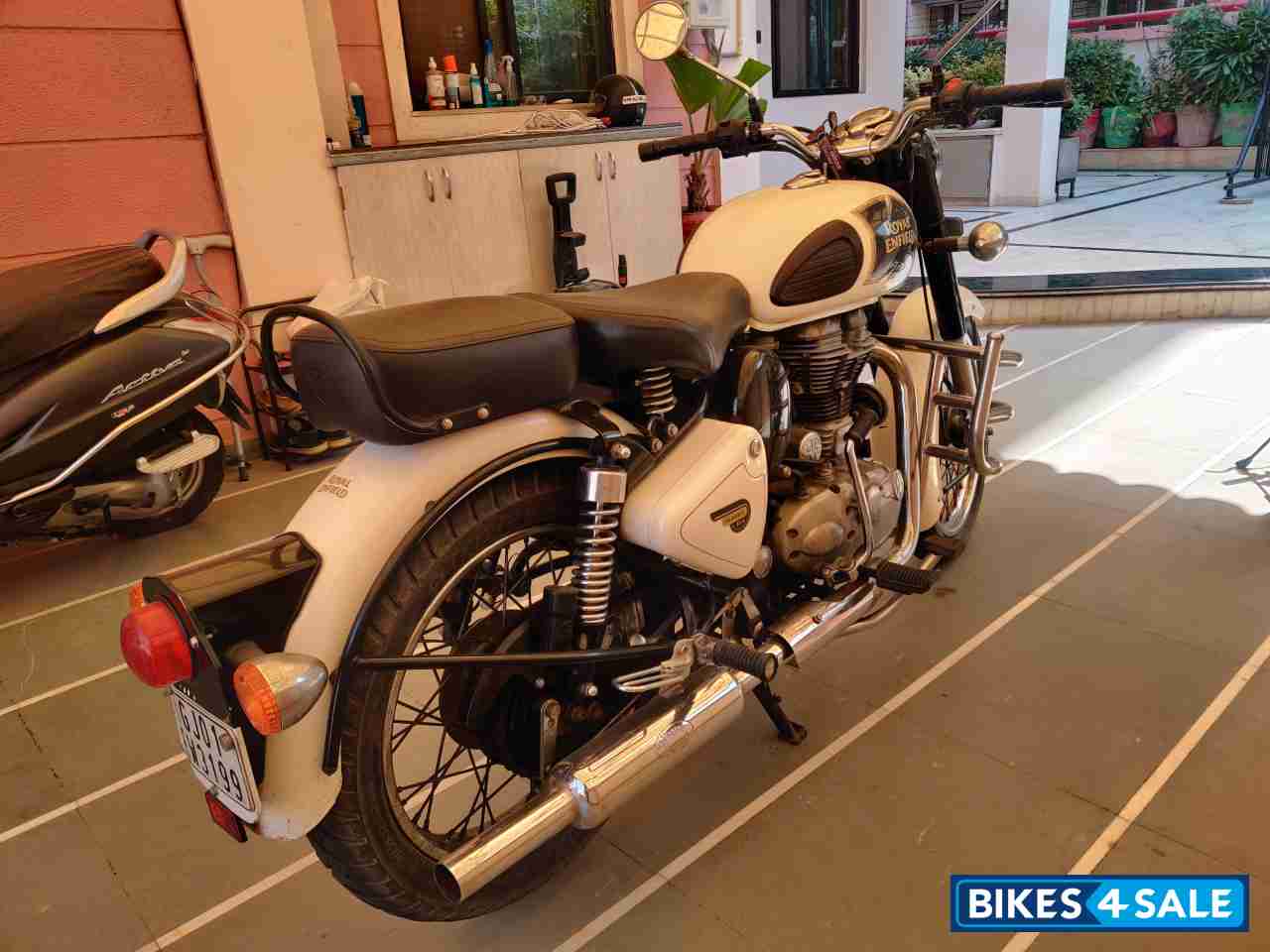 White Royal Enfield Classic 350 White Royal Enfield Classic 350