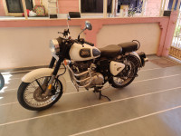 White Royal Enfield Classic 350