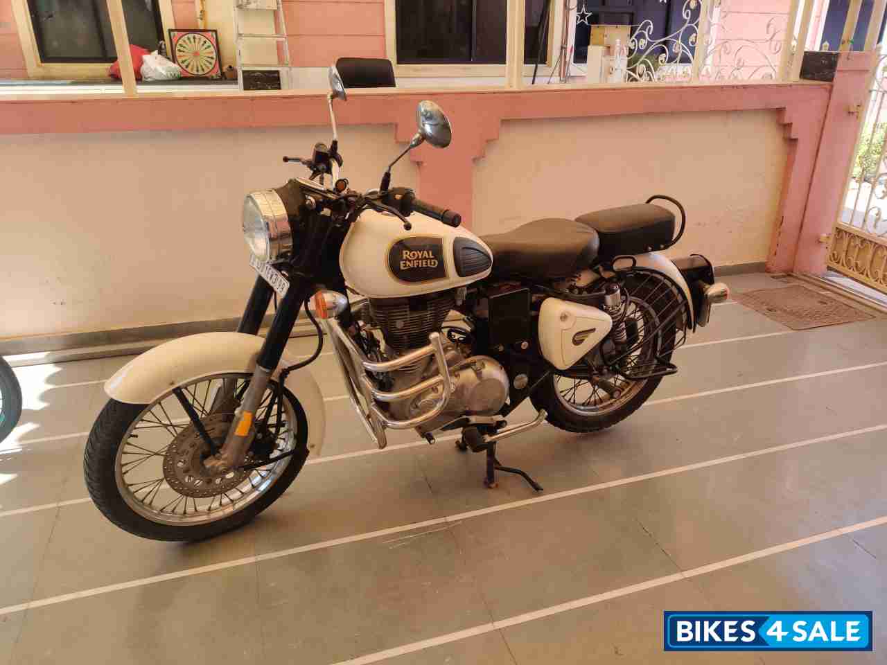 White Royal Enfield Classic 350 White Royal Enfield Classic 350