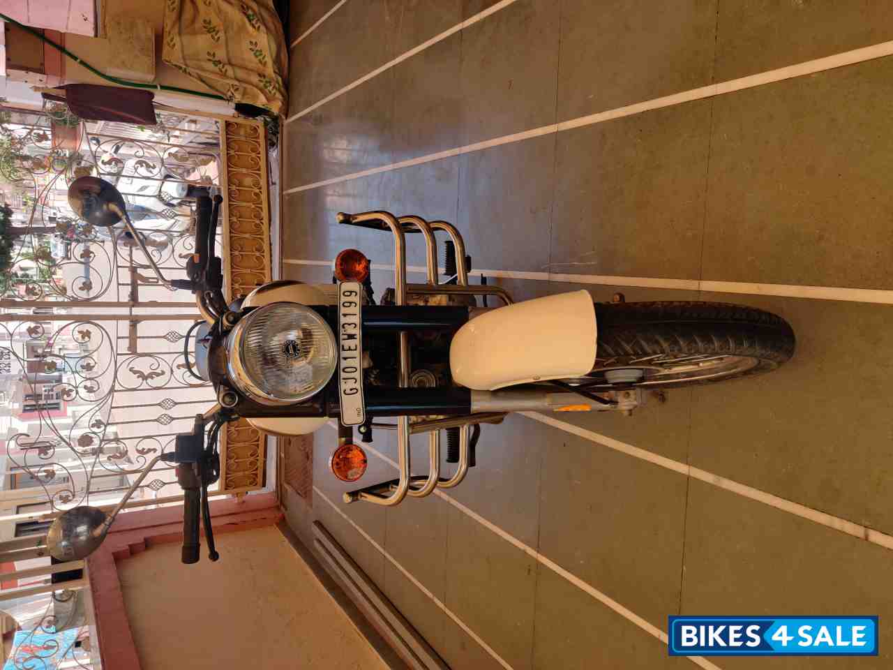 White Royal Enfield Classic 350 White Royal Enfield Classic 350