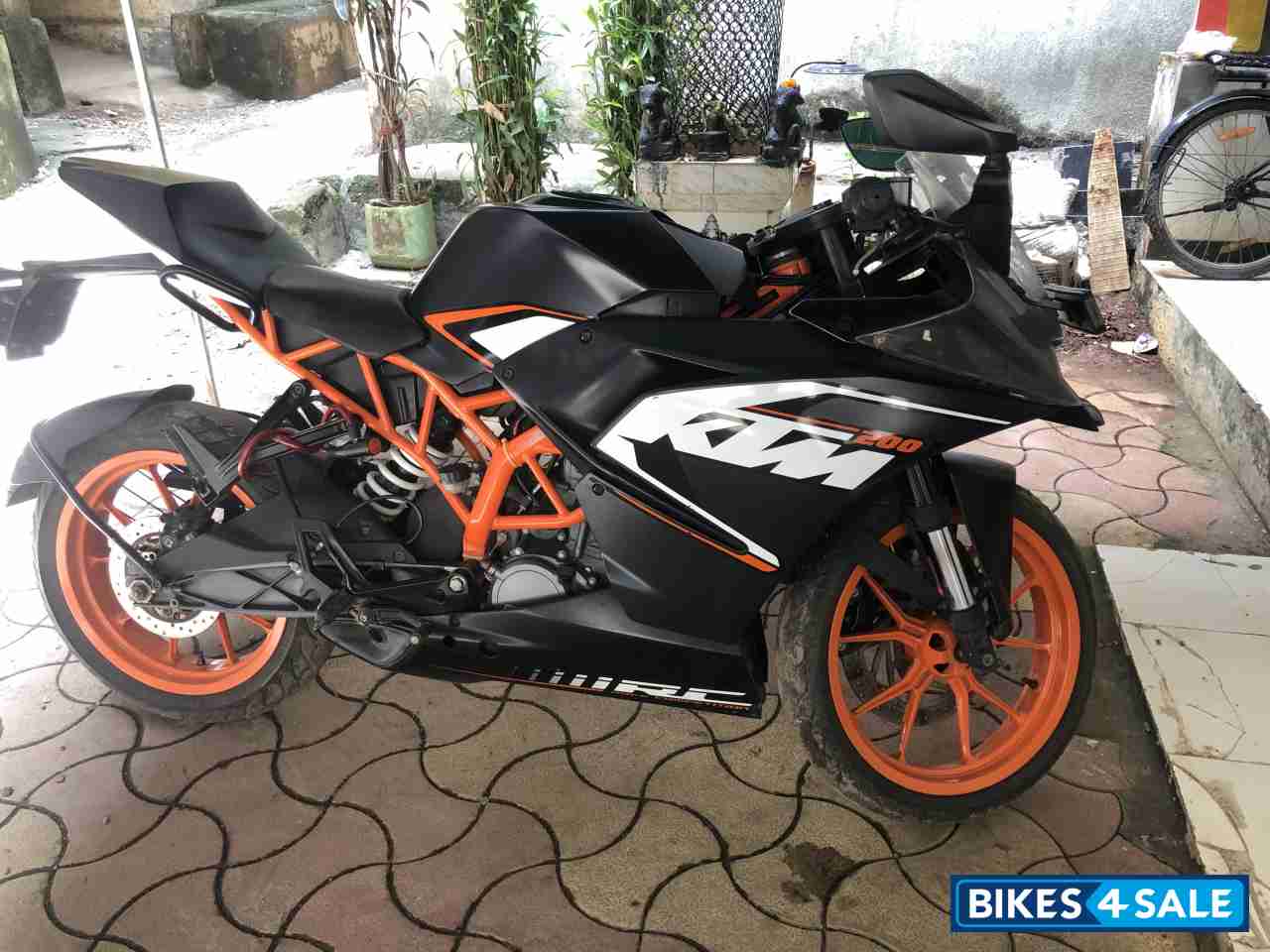 Black KTM RC 200