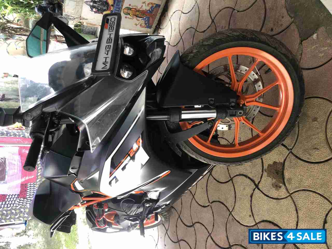 Black KTM RC 200