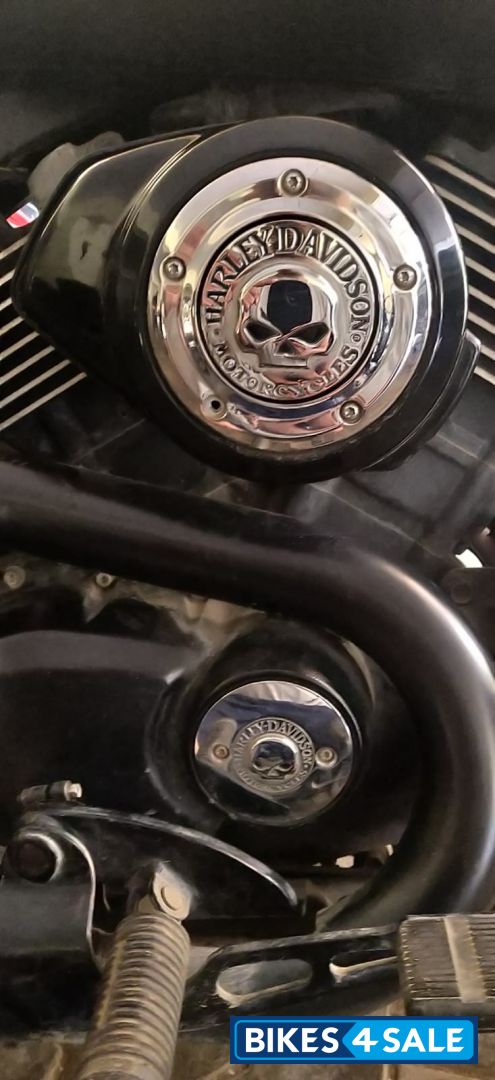 Black Harley Davidson Street 750