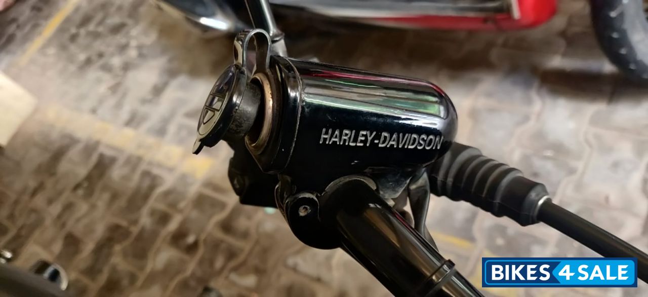 Black Harley Davidson Street 750