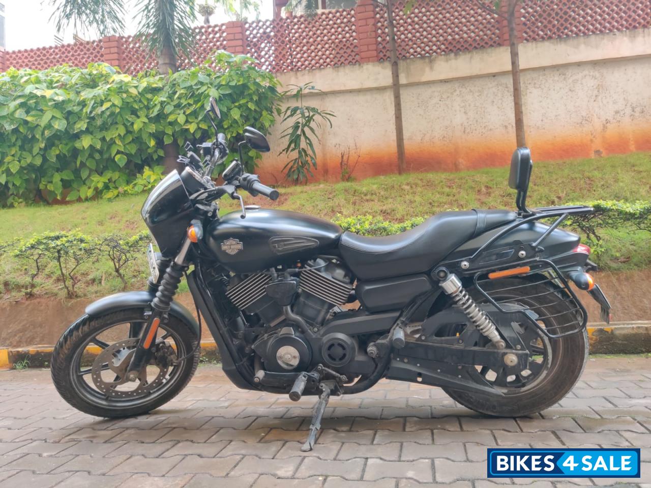 Black Harley Davidson Street 750