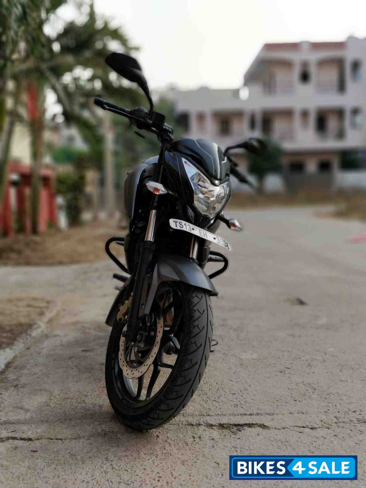 Black Bajaj Pulsar 200 NS
