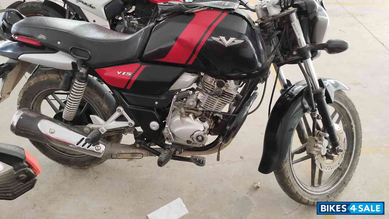 Bajaj V15