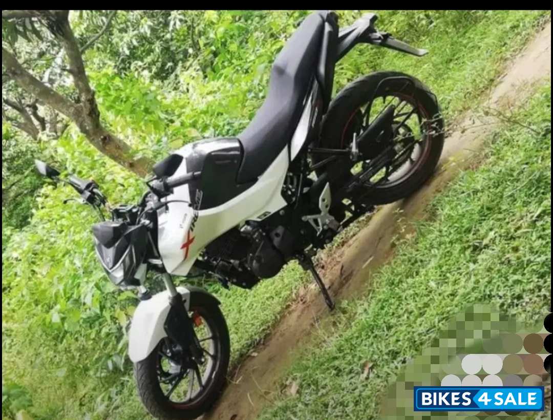 White & Black Hero Xtreme 160R BS6