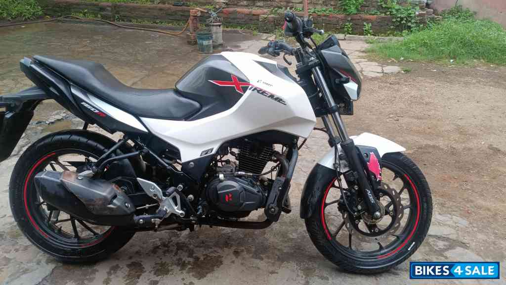 White & Black Hero Xtreme 160R BS6