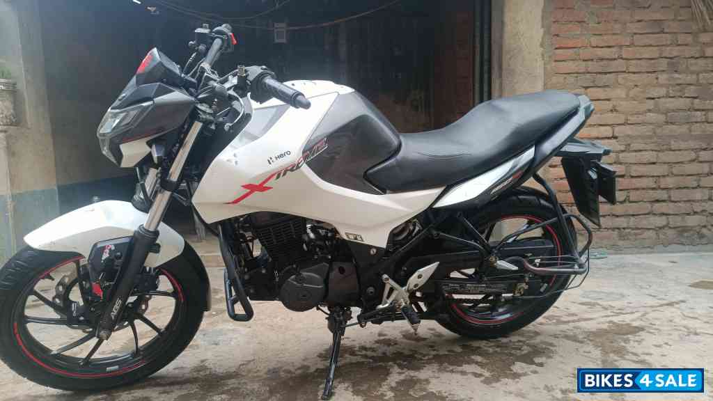 White & Black Hero Xtreme 160R BS6