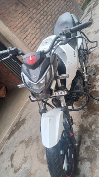 White & Black Hero Xtreme 160R BS6